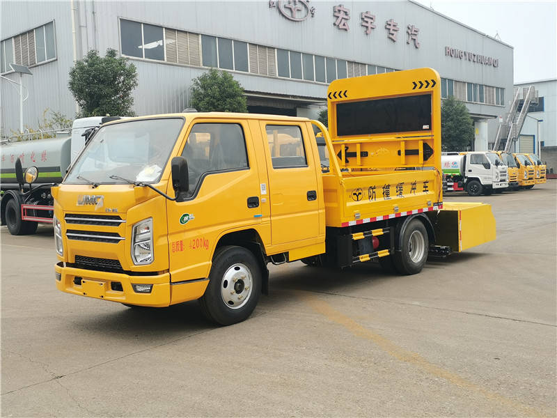 高速公路安全防線 防撞緩沖車(chē)的防護(hù)與救援使命