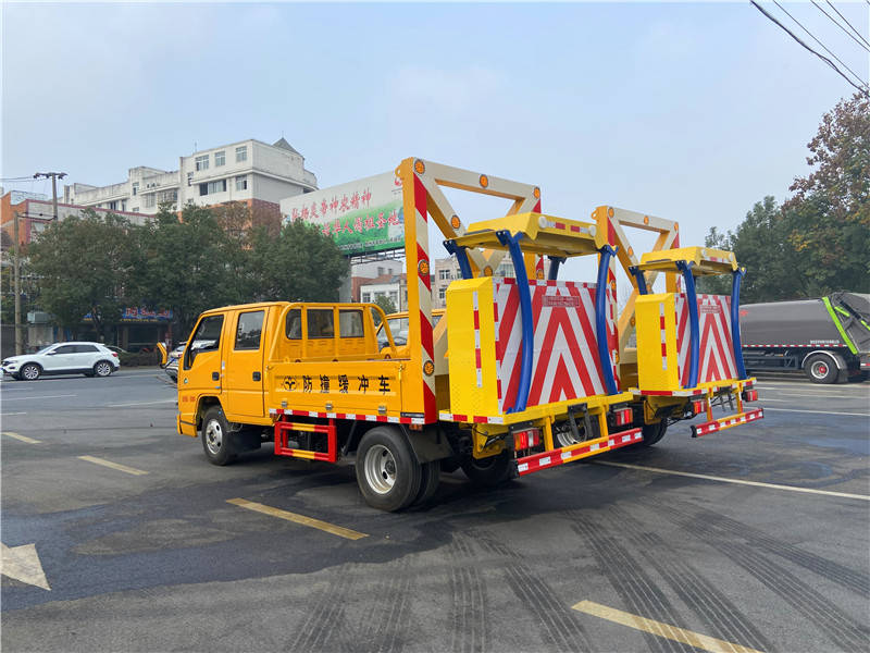 江鈴防撞緩沖車 高速公路安全的可靠保障